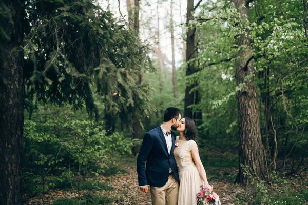 Feliz Pareja Besándose Bosque Aire Libre — Foto de Stock