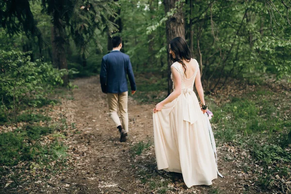 Novia Joven Novio Caminando Parque — Foto de Stock