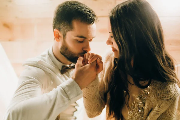 Jovem Belo Casal Recém Casados Noivo Beijando Mão Noiva — Fotografia de Stock