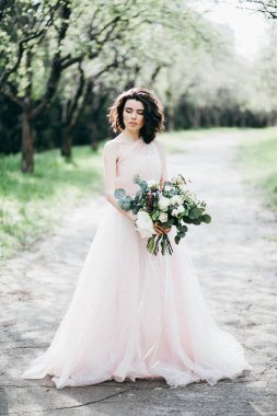 Genç güzel gelin dışarıda poz veriyor.