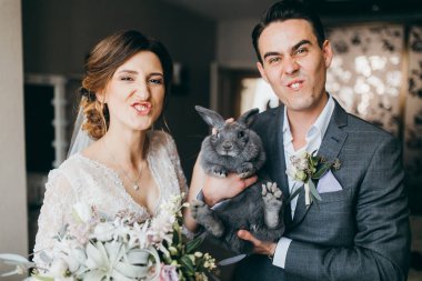 tavşan ile poz yeni evli genç mutlu çift