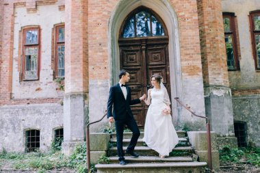 kaleden yürüyen genç Düğün çifti