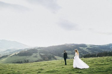 dağlarda poz yeni evli genç Çift