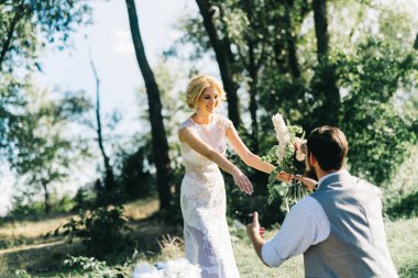 Açık havada poz genç Düğün çifti