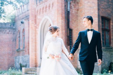 Eski muhteşem kale yürüyüş Düğün çifti