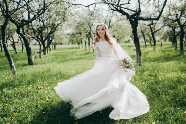 Genç güzel gelin dışarıda poz veriyor.