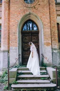 Genç gelin kalenin poz