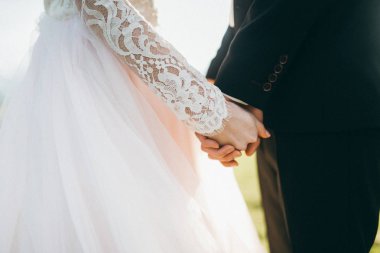 el ele tutuşarak yeni evli genç Çift