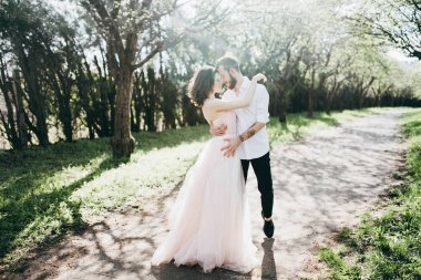  bahar bahçe içinde poz yeni evli genç Çift 