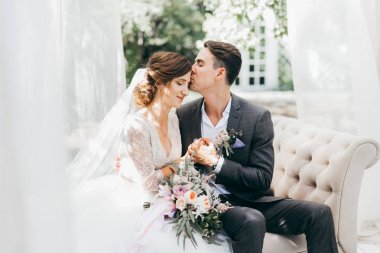 poz yeni evli genç çift. öpüşme gelin damat