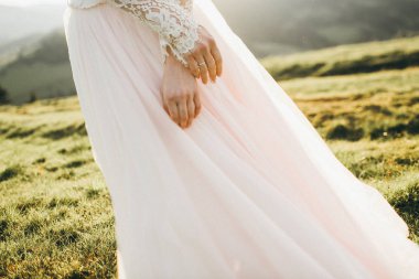 Açık havada poz hassas güzel gelin