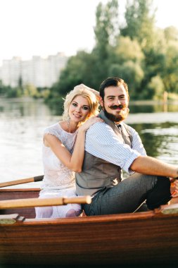 Genç Düğün çifti tekne poz 