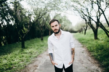 yakışıklı bir genç adam açık havada poz