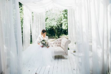 Bahçe evde poz genç güzel gelin