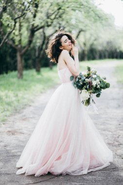 Genç güzel gelin dışarıda poz veriyor.