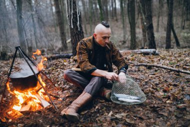 Yakışıklı adam pişirme balık çorbası