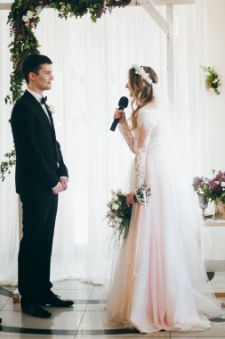 düğün töreni üzerinde yeni evli genç mutlu çift 