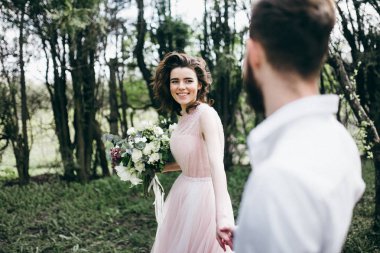 açık havada poz yeni evli genç Çift