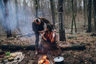 Yakışıklı olan sevgili kızı ormanda kat onun omuzlarına koyarak ile