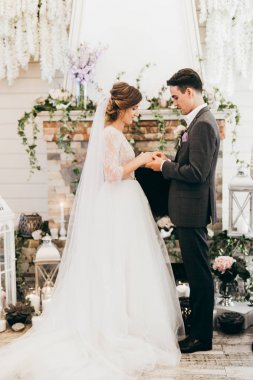 poz yeni evli mutlu genç Çift 