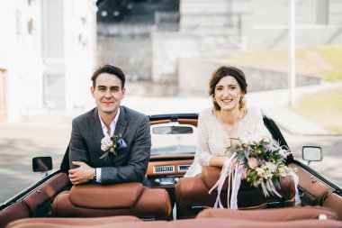 yeni evliler arabaya poz güzel Çift