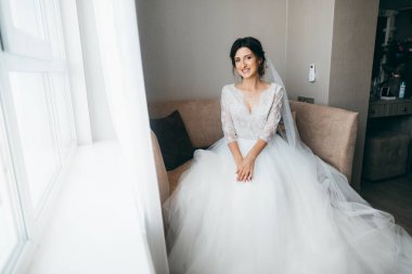 genç güzel gelin odasında poz 