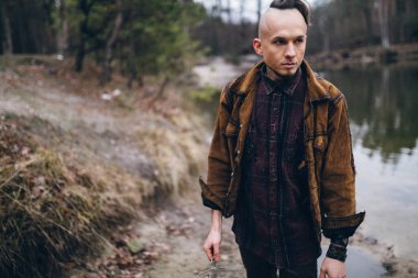 Göl kenarında duran yakışıklı balıkçı