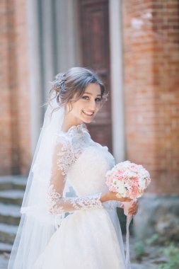 Genç gelin kalenin yürüyüş