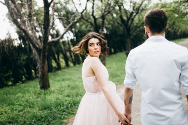  bahar bahçe içinde poz yeni evli genç Çift 