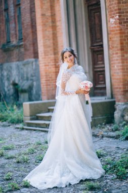 Genç gelin kalenin yürüyüş