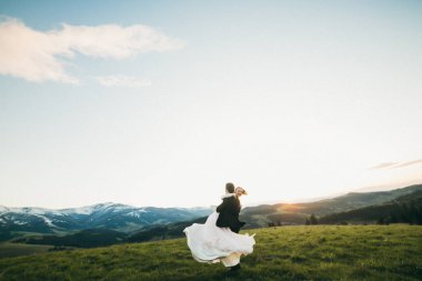Genç damat holding gelin omuz omuza 