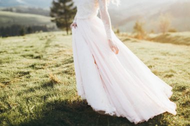 Açık havada poz hassas güzel gelin