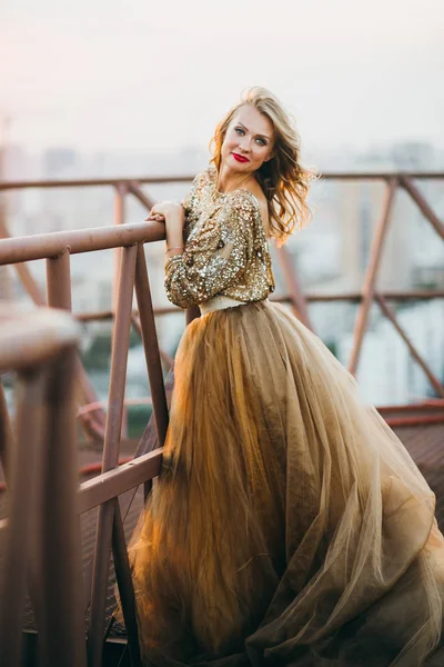 Elegante Mujer Con Labios Rojos Vistiendo Vestido Dorado Sonriendo Techo —  Fotos de Stock