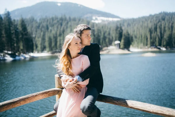 Feliz Joven Pareja Recién Casados Posando Cerca Lago Montaña — Foto de Stock
