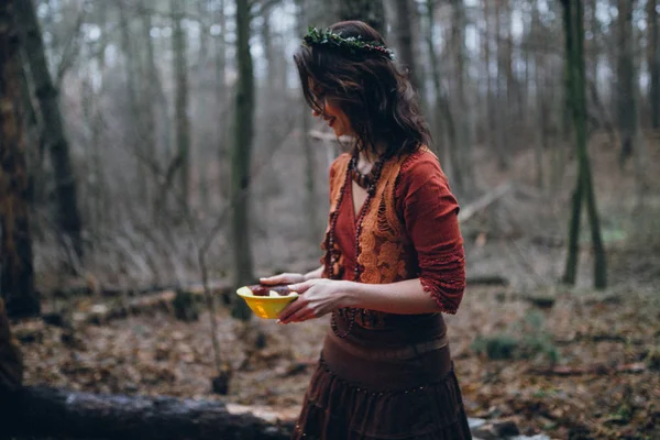 Mujer Joven Cocinando Bosque Aire Libre —  Fotos de Stock