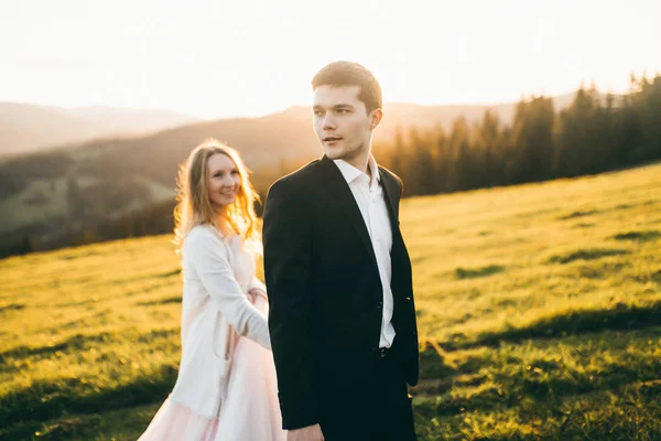 Junges Paar Posiert Den Bergen — Stockfoto