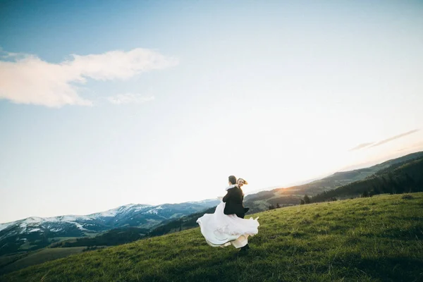 Tineri Mire Ținându Mireasa Brațe — Fotografie, imagine de stoc