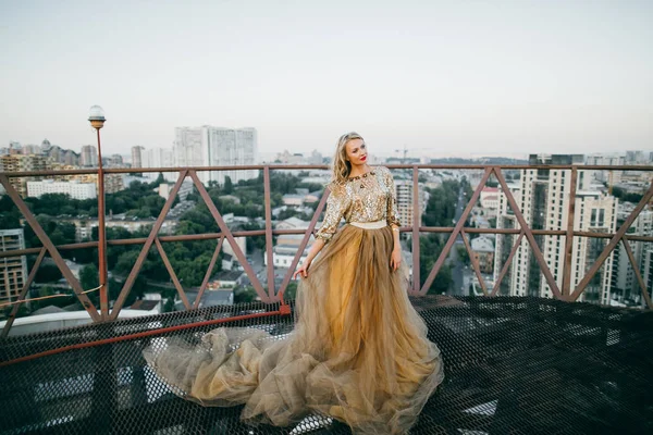 Mujer Elegante Con Vestido Oro Posando Techo —  Fotos de Stock