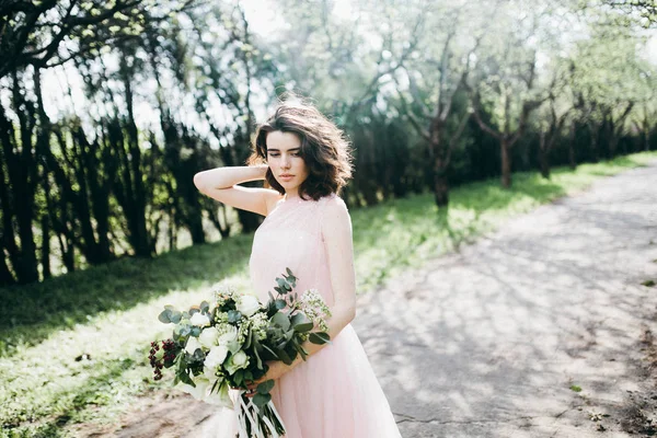 Junge Schöne Braut Posiert Mit Blumen Freien — Stockfoto