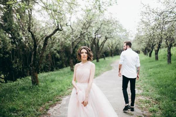 Jeune Couple Jeunes Mariés Posant Dans Jardin Printemps — Photo