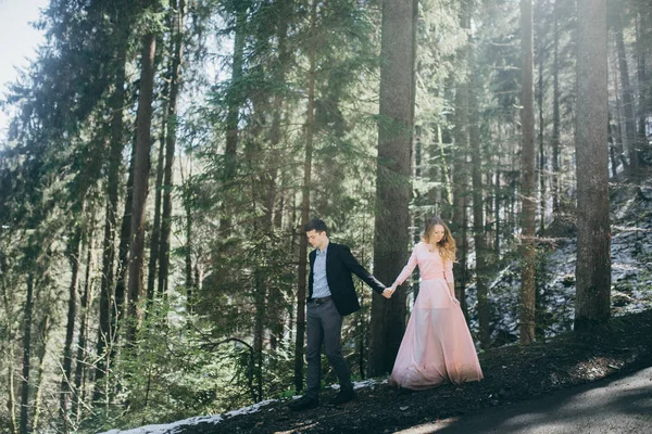 Heureux Jeune Couple Jeunes Mariés Posant Dans Forêt — Photo