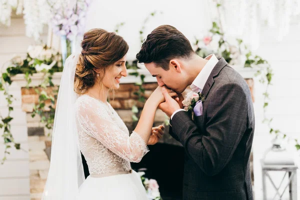 Jeune Couple Jeunes Mariés Posant Marié Baisant Main Mariée — Photo