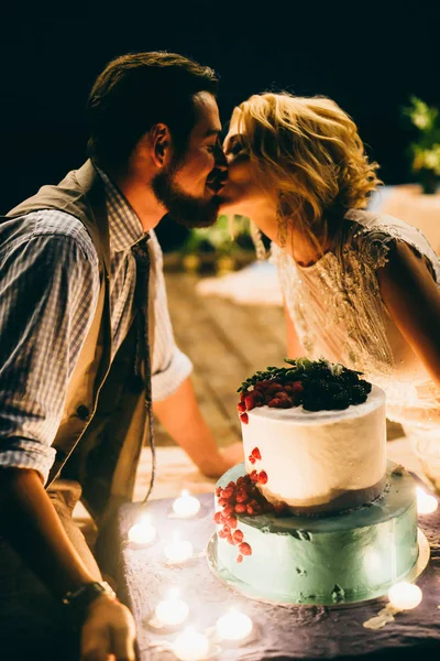 Szczęśliwa Para Młodych Nowożeńców Tortu Molo Całowanie — Zdjęcie stockowe