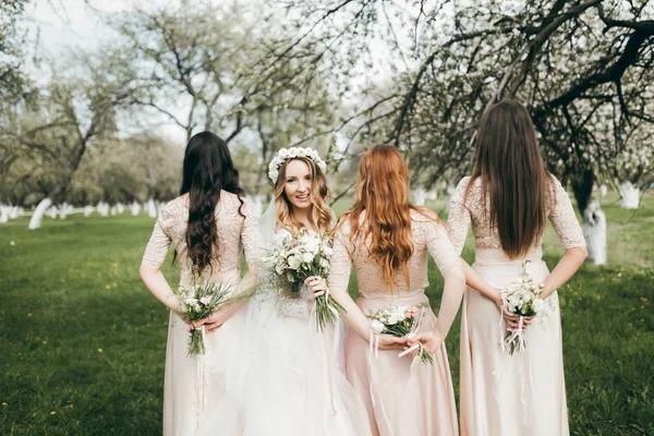Inschrijving Bruid Met Bruidsmeisjes Poseren Tuin — Stockfoto