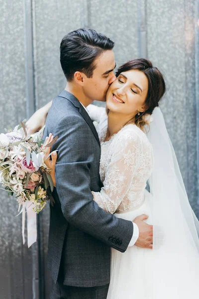 Feliz Joven Pareja Recién Casados Besándose —  Fotos de Stock