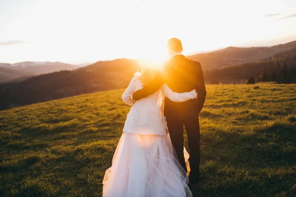 Jovem Casal Recém Casados Abraçando Livre — Fotografia de Stock