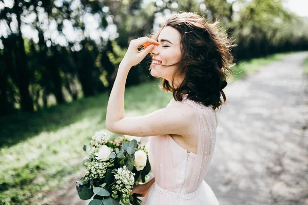 Jovem Noiva Bonita Posando Com Flores Livre — Fotografia de Stock