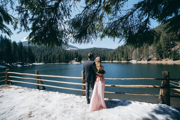 山の湖に近いポーズ新婚夫婦の幸せな若いカップル — ストック写真