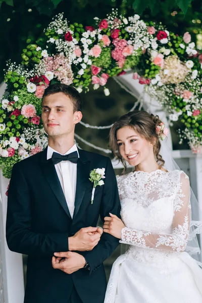 Junges Glückliches Brautpaar Bei Der Trauung — Stockfoto