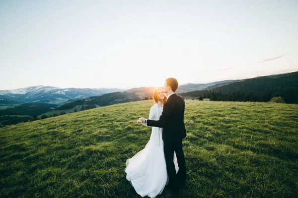 Jovem Casal Recém Casados Dançando Nas Montanhas — Fotografia de Stock